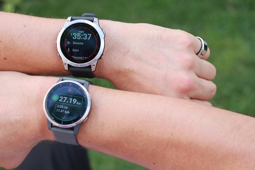 Man sieht Smartwatches am Arm. 